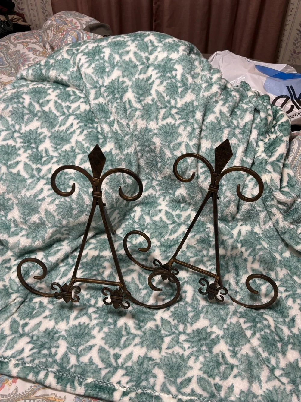 Decorative Metal Easel in Antique Bronze 12”x11”x7”. Holds plates / Art / Books